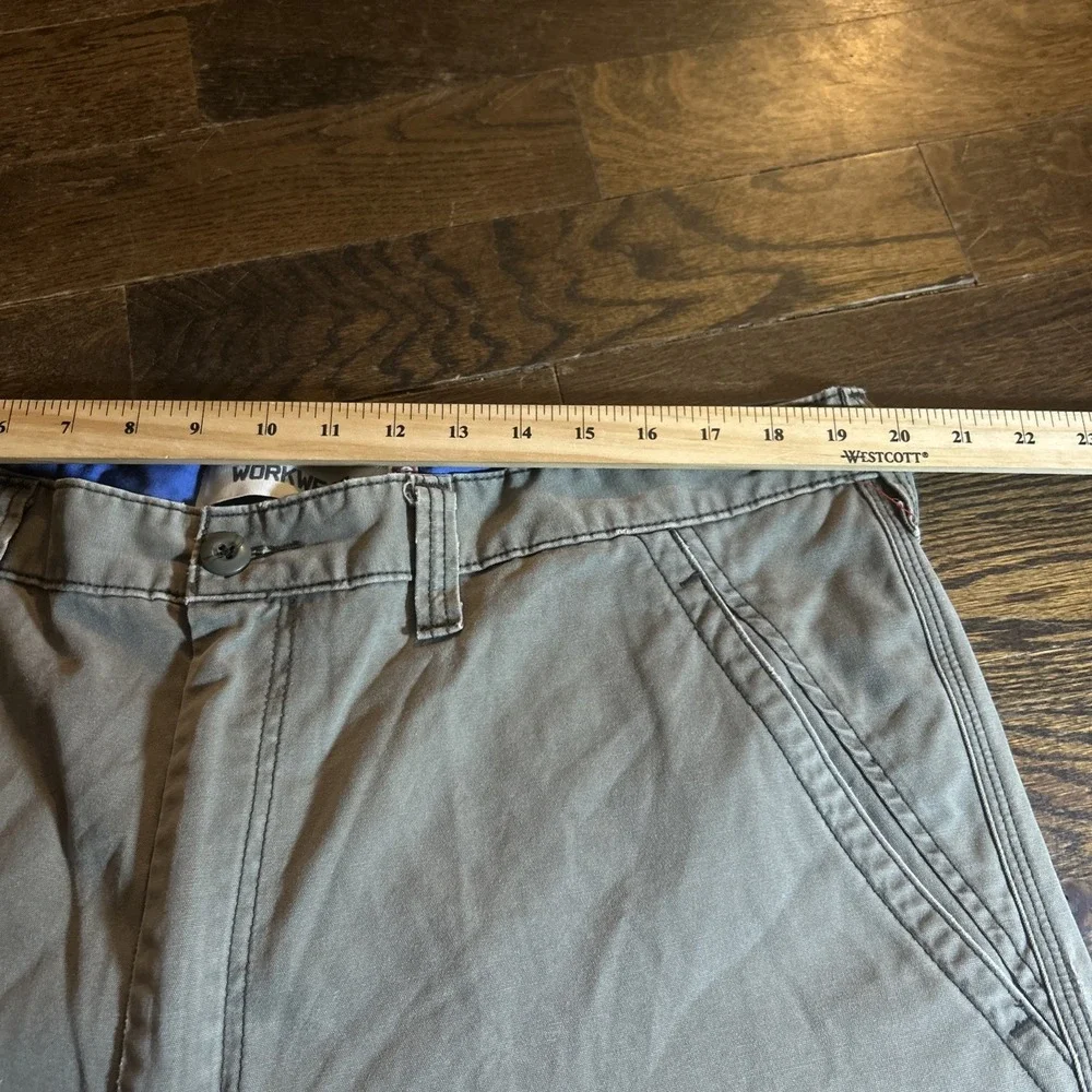 Levis‎ Workwear Cargo Shorts Mens Size 40 Green Khaki Raw Hem 11 Inch Inseam